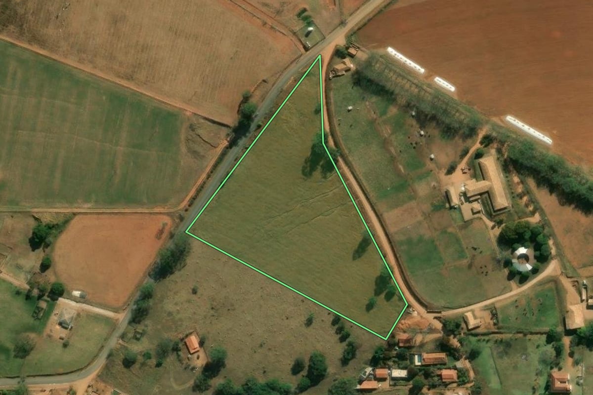 Imagem de satélite do imóvel rural em Tuiuti (SP), com o contorno declarado no CAR desenhado por cima.