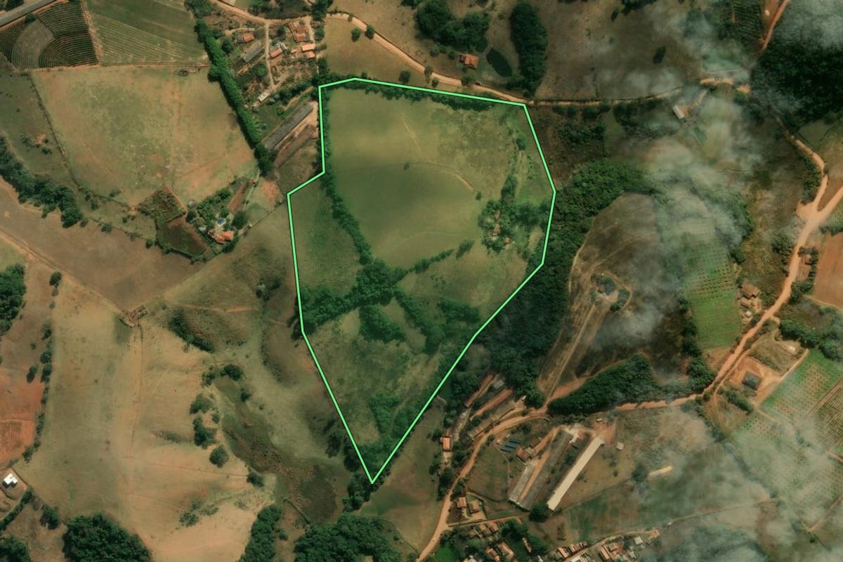 Imagem de satélite do imóvel rural em Tuiuti (SP), com o contorno declarado no CAR desenhado por cima.
