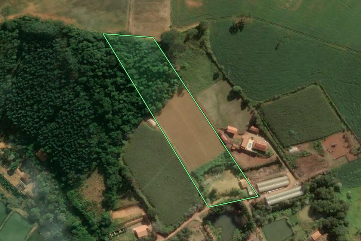 Imagem de satélite do imóvel rural em Tuiuti (SP), com o contorno declarado no CAR desenhado por cima.