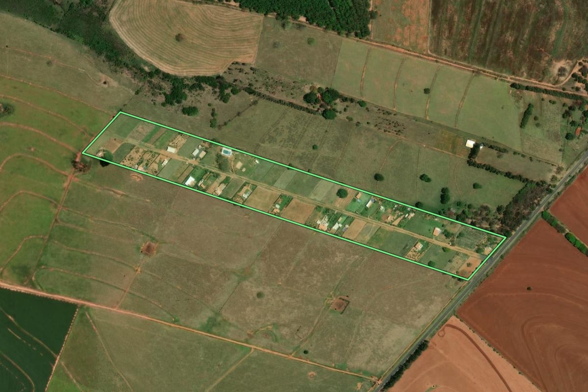 Imagem de satélite do imóvel rural em Tupã (SP), com o contorno declarado no CAR desenhado por cima.