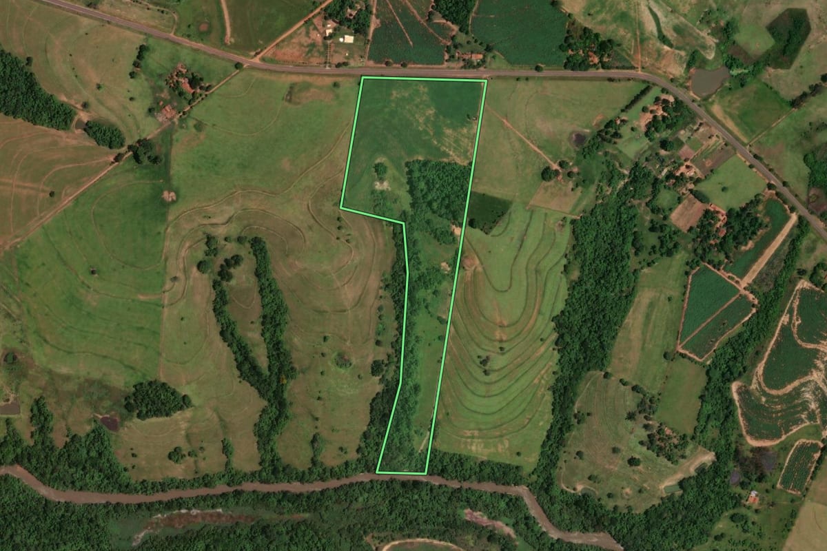 Imagem de satélite do imóvel rural em Tupã (SP), com o contorno declarado no CAR desenhado por cima.