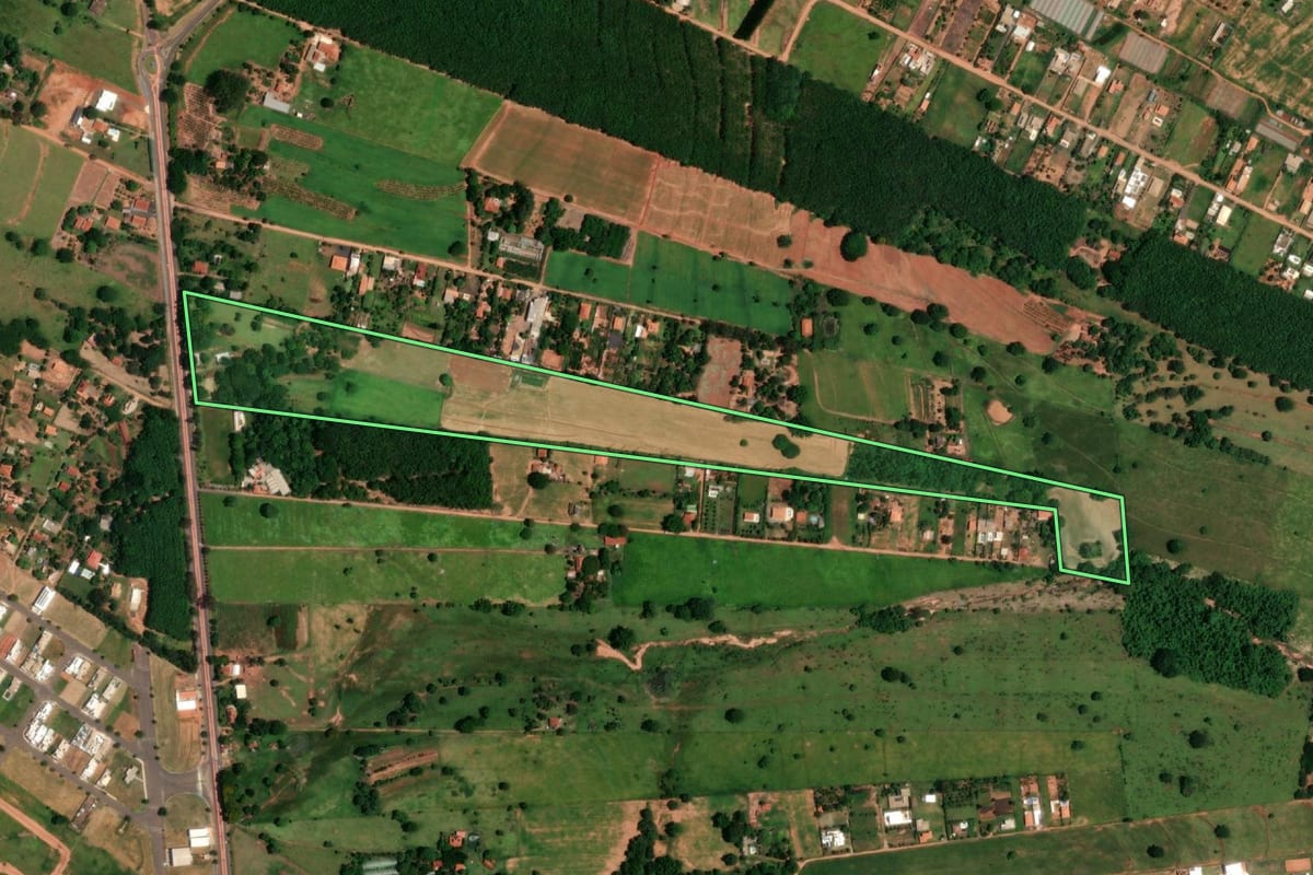 Imagem de satélite do imóvel rural em Tupã (SP), com o contorno declarado no CAR desenhado por cima.