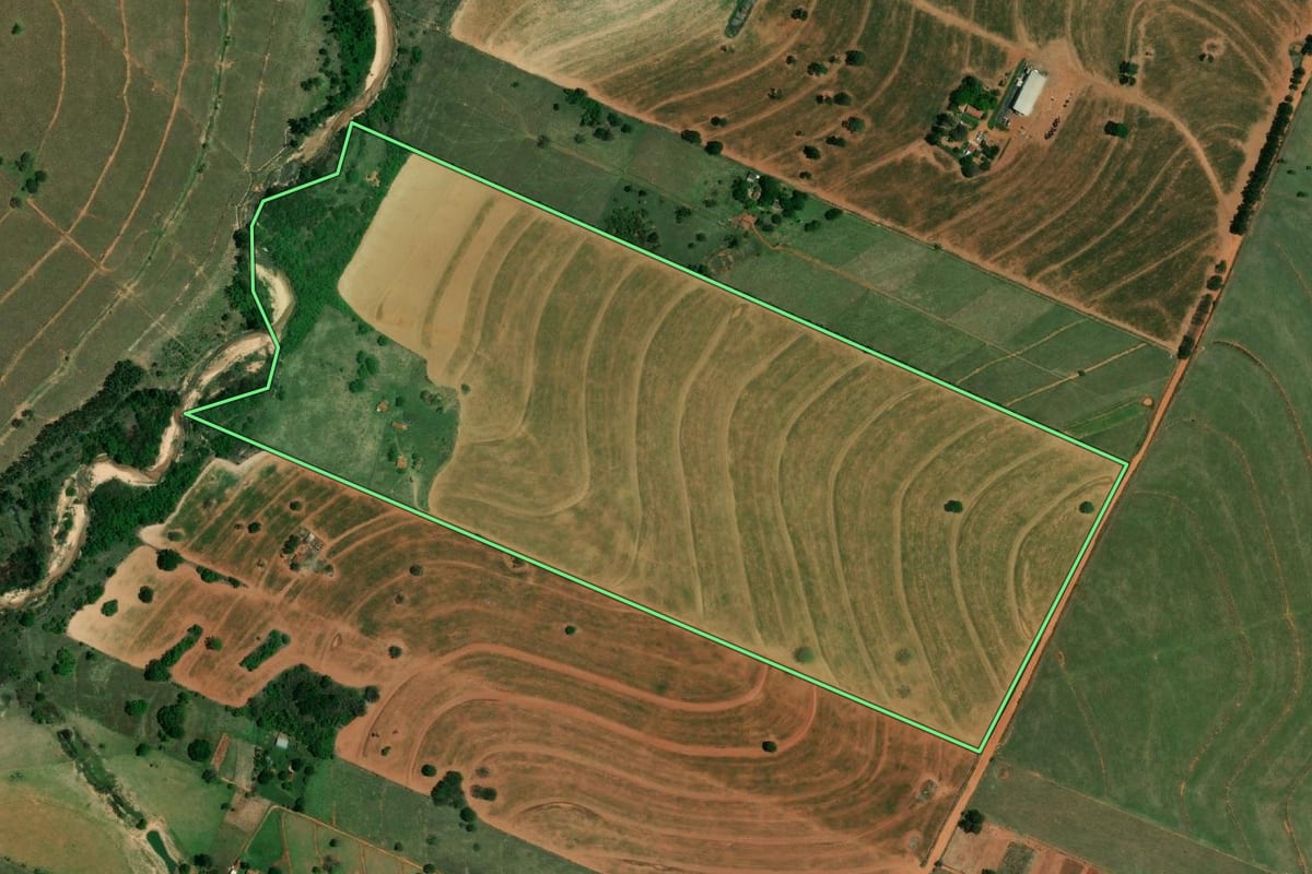 Imagem de satélite do imóvel rural em Tupã (SP), com o contorno declarado no CAR desenhado por cima.