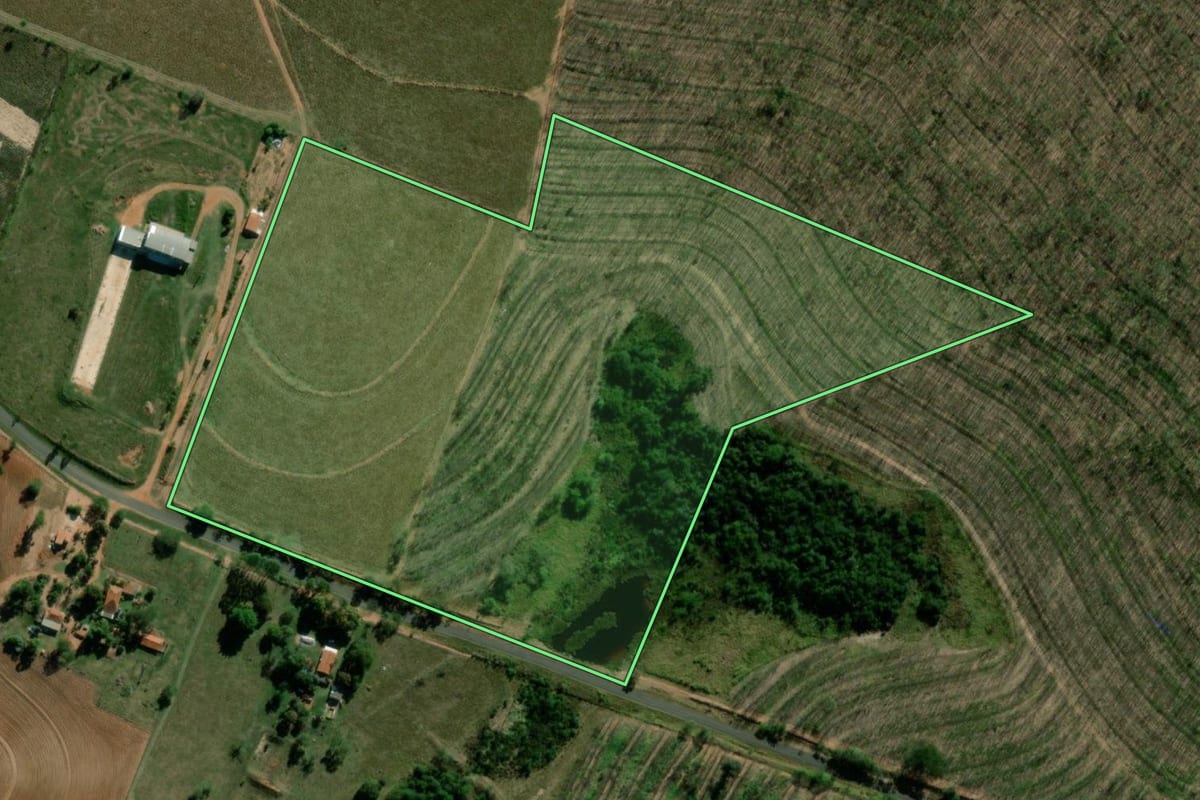 Imagem de satélite do imóvel rural em Tupã (SP), com o contorno declarado no CAR desenhado por cima.