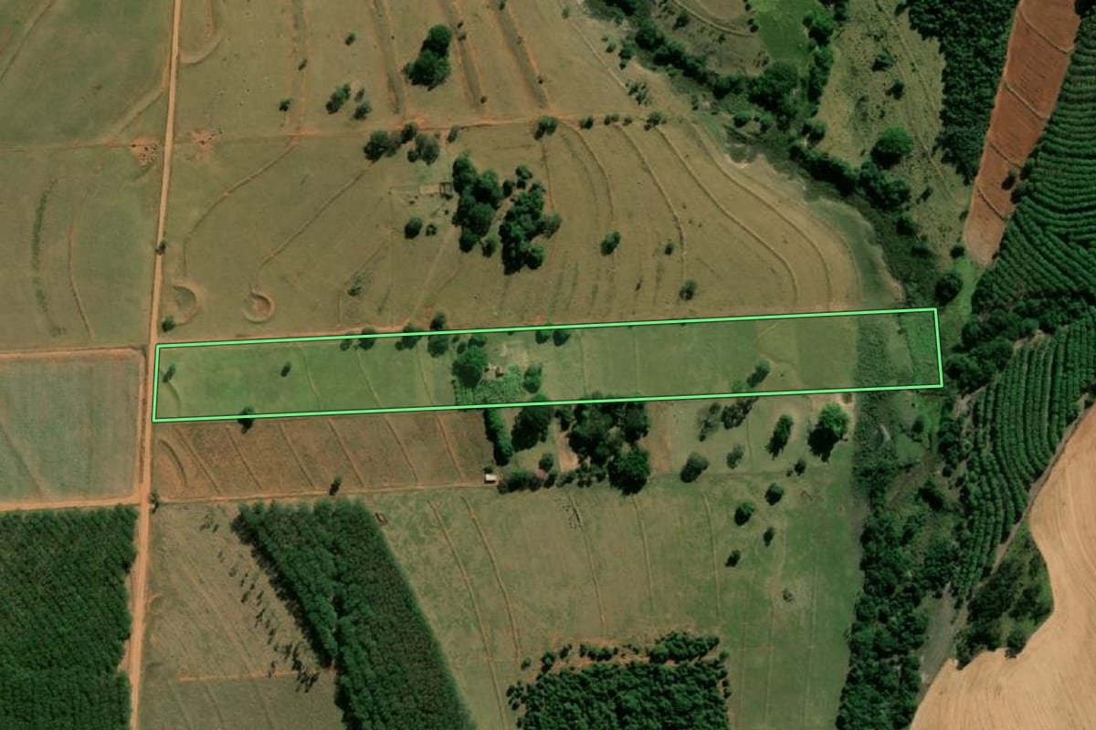 Imagem de satélite do imóvel rural em Tupã (SP), com o contorno declarado no CAR desenhado por cima.