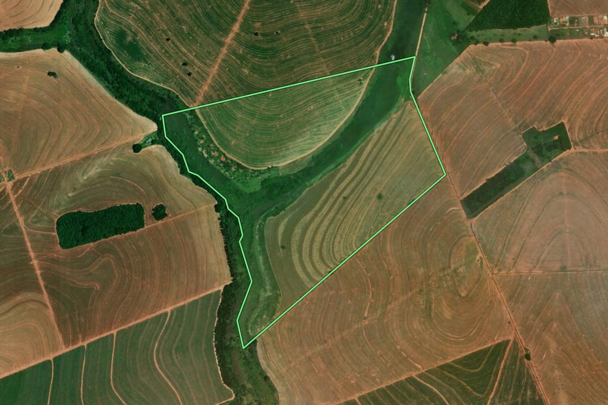 Imagem de satélite do imóvel rural em Tupã (SP), com o contorno declarado no CAR desenhado por cima.