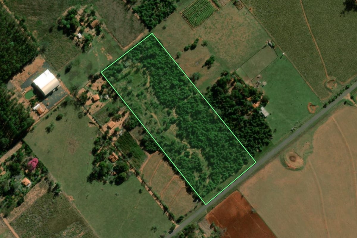 Imagem de satélite do imóvel rural em Tupã (SP), com o contorno declarado no CAR desenhado por cima.