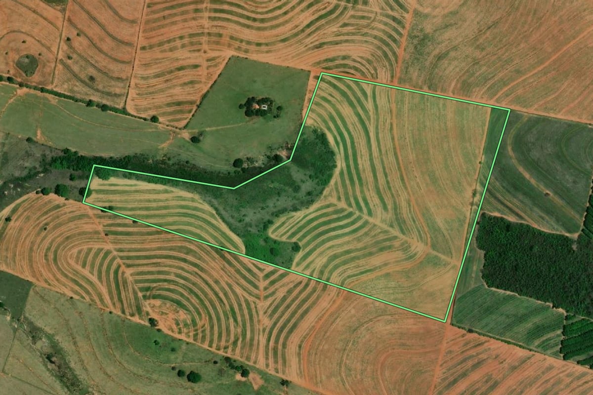 Imagem de satélite do imóvel rural em Tupã (SP), com o contorno declarado no CAR desenhado por cima.
