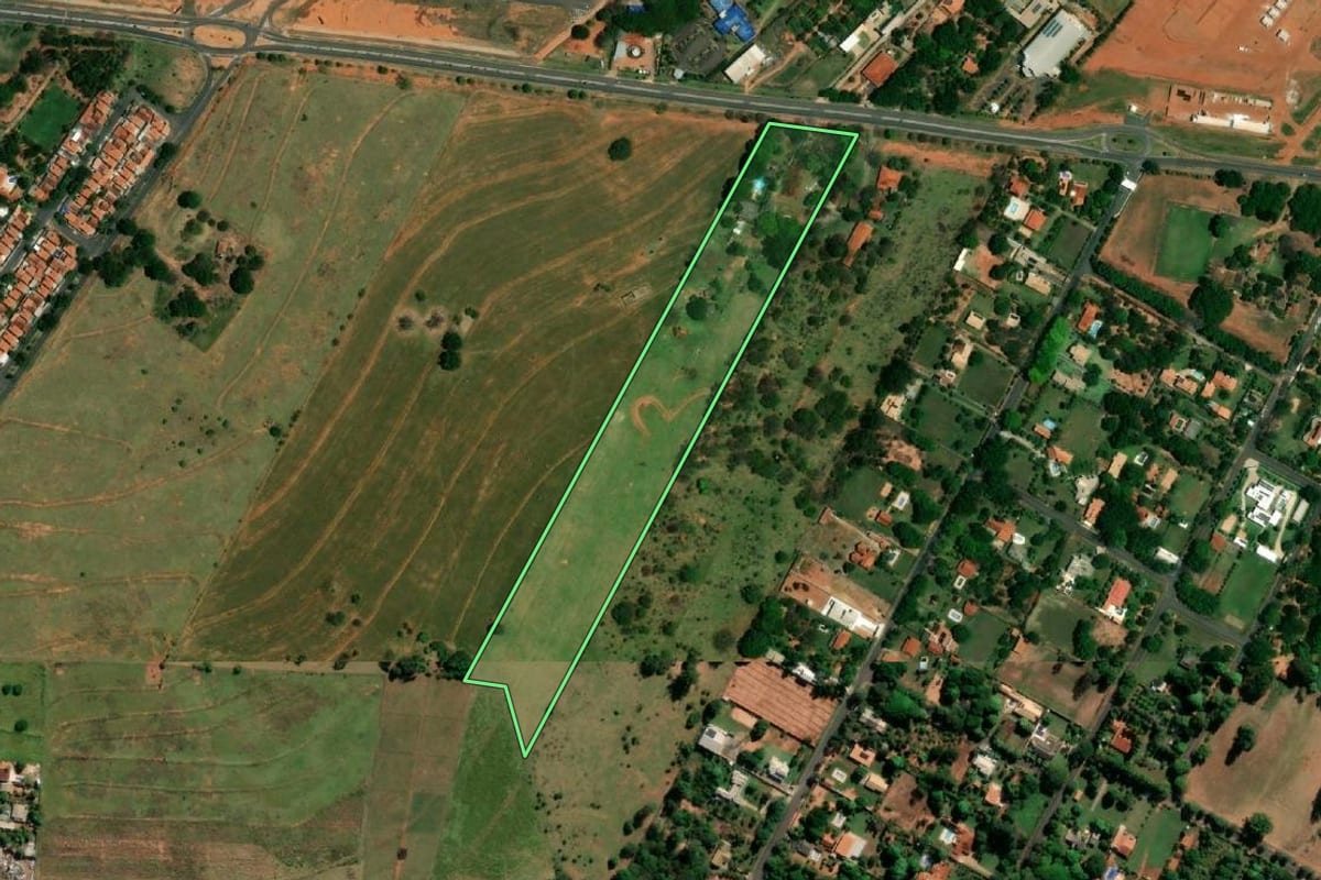 Imagem de satélite do imóvel rural em Tupã (SP), com o contorno declarado no CAR desenhado por cima.