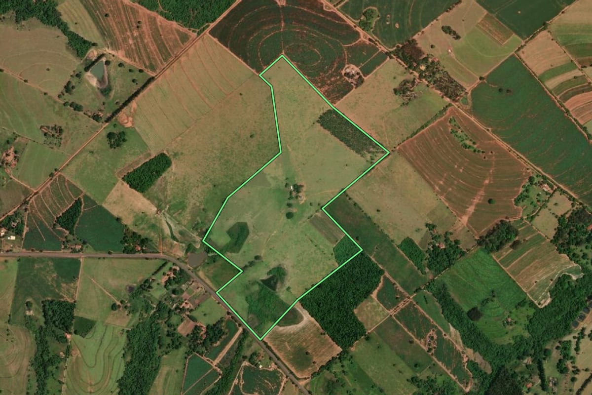 Imagem de satélite do imóvel rural em Tupã (SP), com o contorno declarado no CAR desenhado por cima.