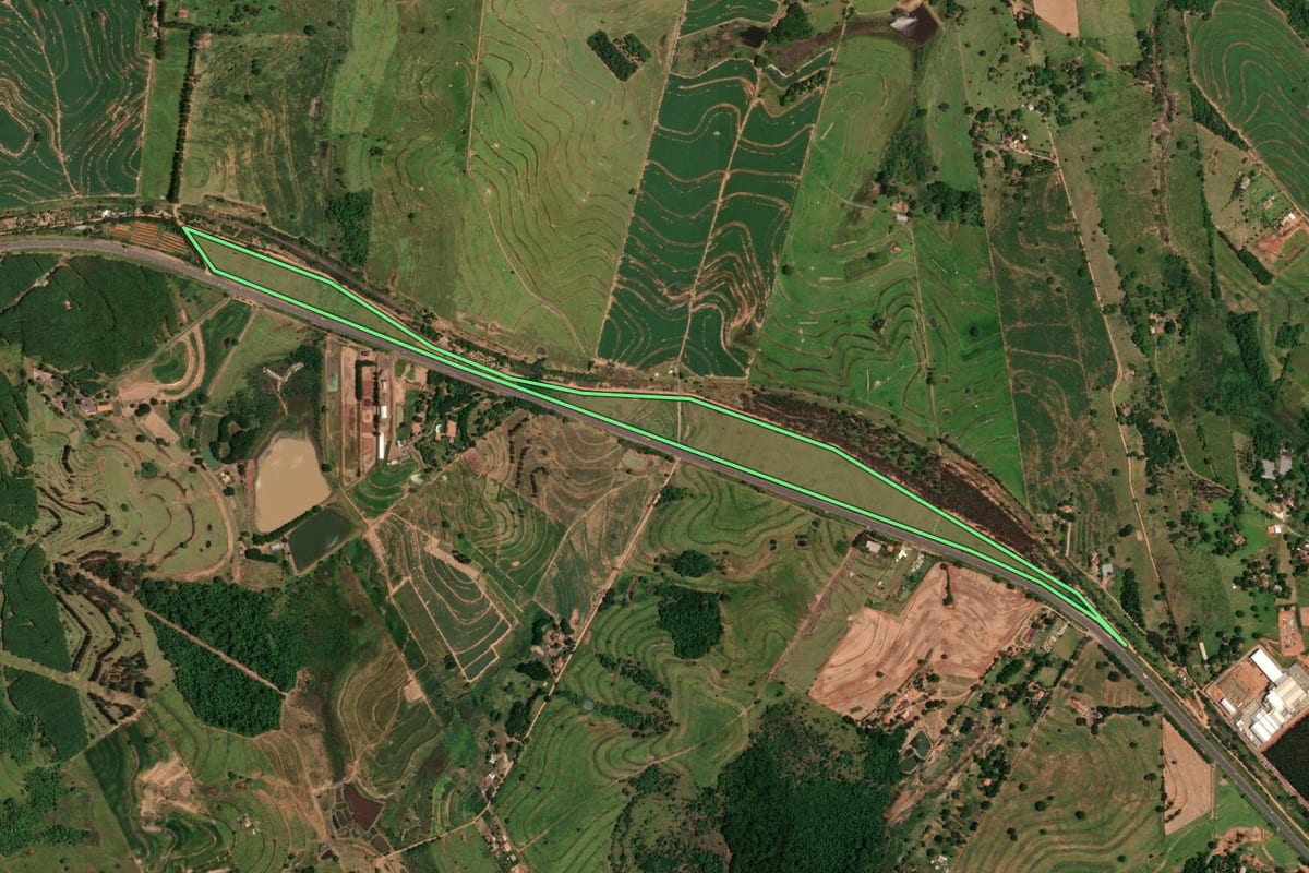 Imagem de satélite do imóvel rural em Tupã (SP), com o contorno declarado no CAR desenhado por cima.