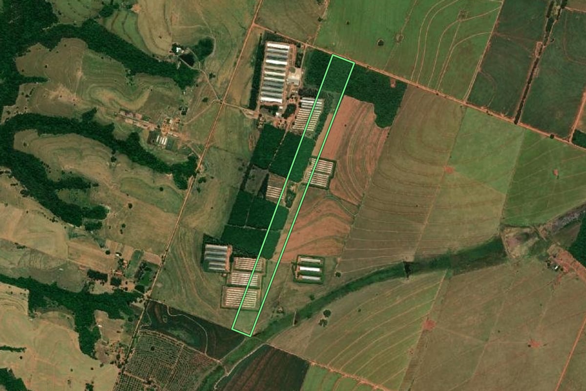Imagem de satélite do imóvel rural em Tupã (SP), com o contorno declarado no CAR desenhado por cima.