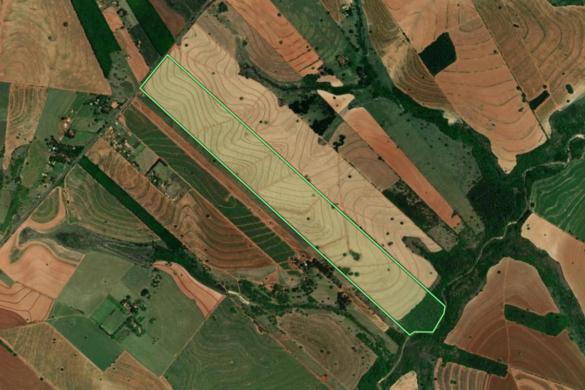 Imagem de satélite do imóvel rural em Tupã (SP), com o contorno declarado no CAR desenhado por cima.