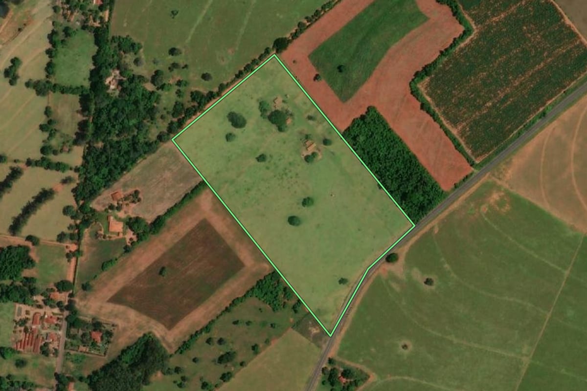 Imagem de satélite do imóvel rural em Tupã (SP), com o contorno declarado no CAR desenhado por cima.