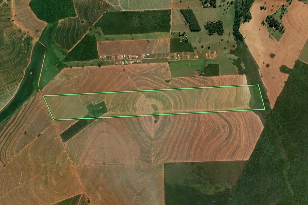 Imagem de satélite do imóvel rural em Tupã (SP), com o contorno declarado no CAR desenhado por cima.