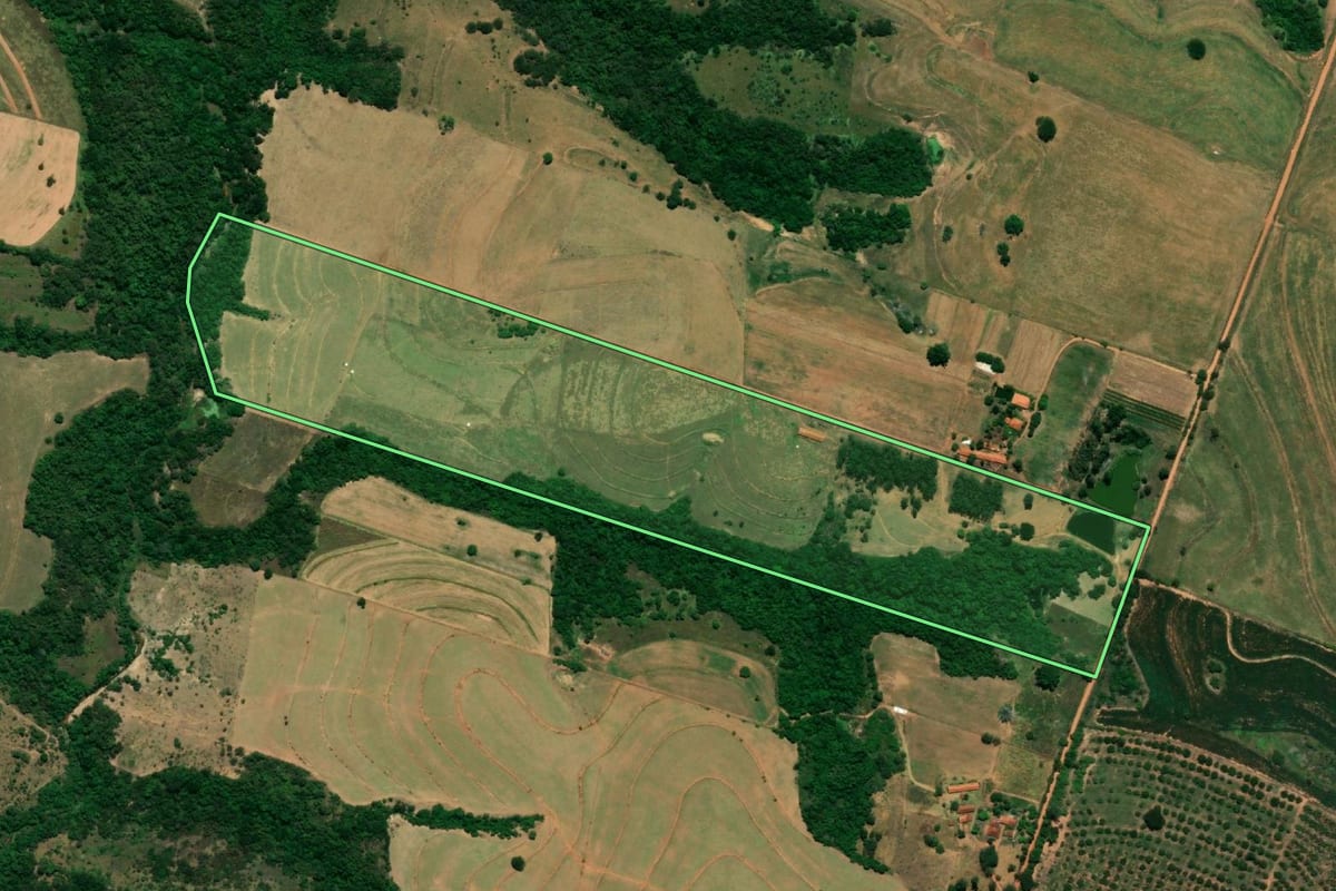 Imagem de satélite do imóvel rural em Tupã (SP), com o contorno declarado no CAR desenhado por cima.