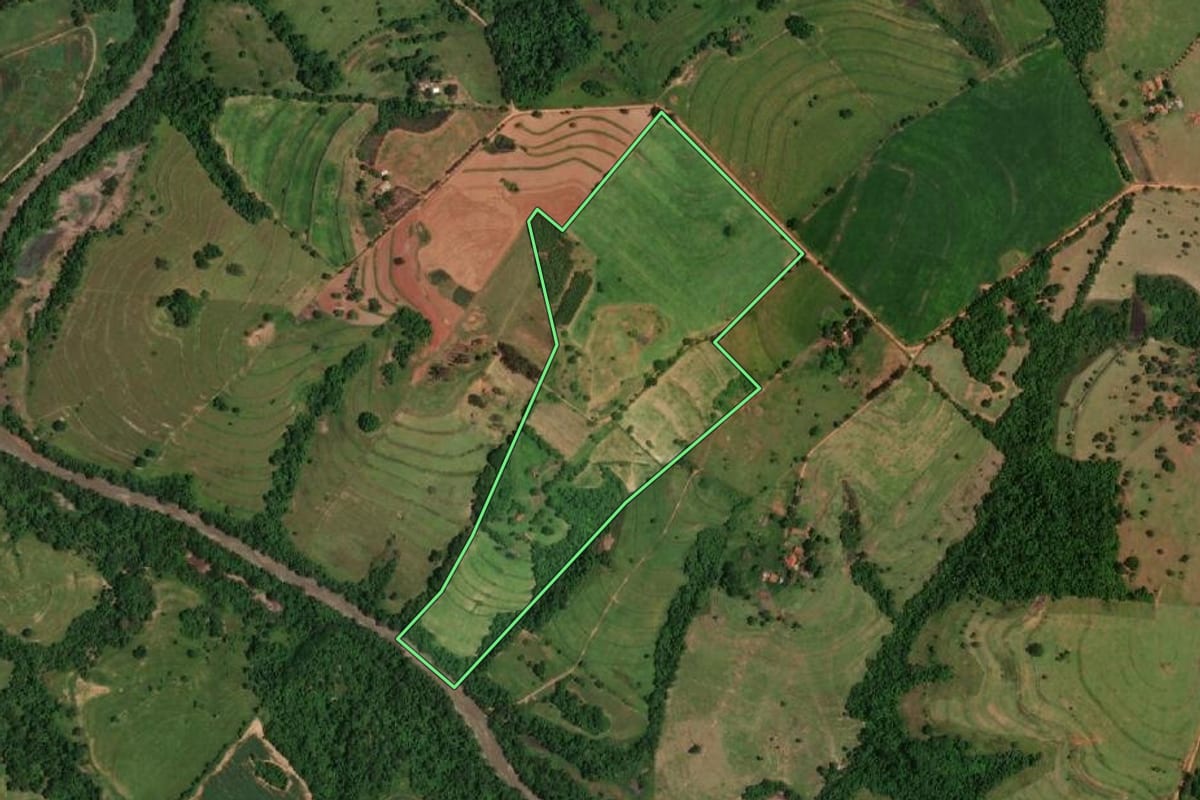 Imagem de satélite do imóvel rural em Tupã (SP), com o contorno declarado no CAR desenhado por cima.