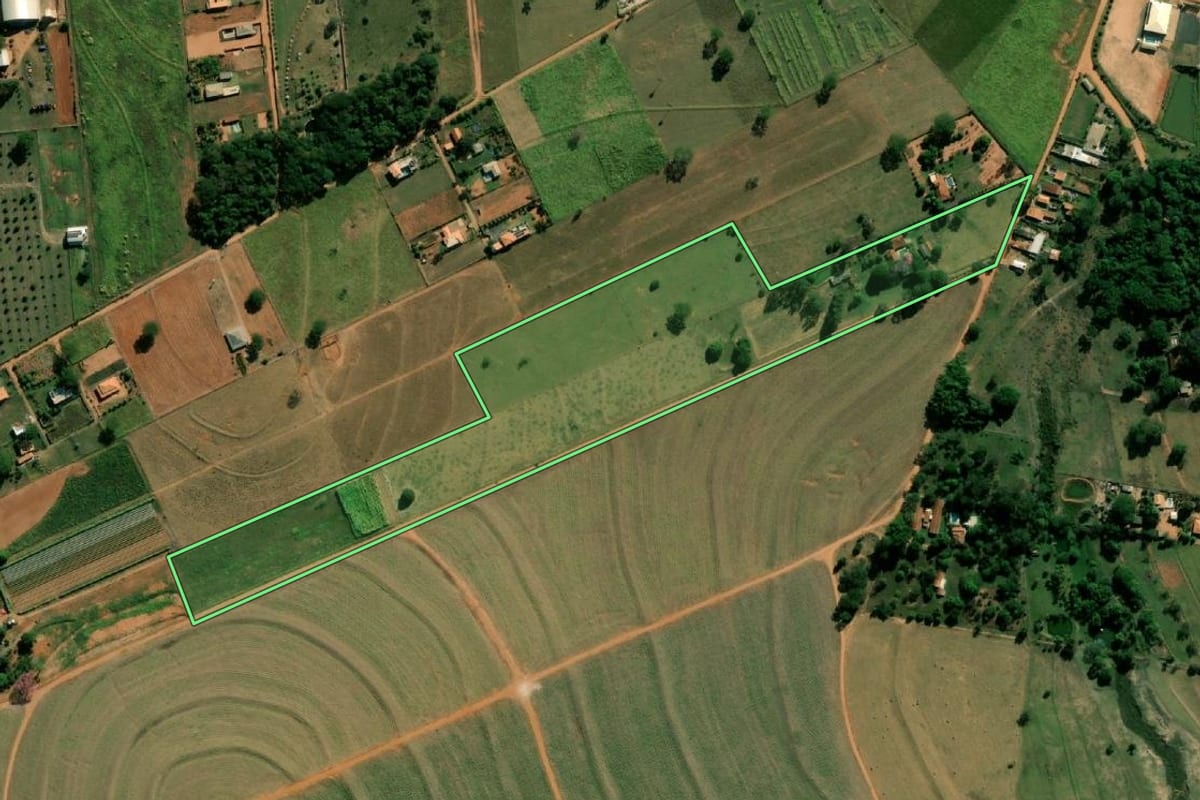 Imagem de satélite do imóvel rural em Tupã (SP), com o contorno declarado no CAR desenhado por cima.