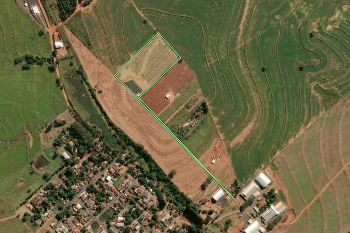 Imagem de satélite do imóvel rural em Tupã (SP), com o contorno declarado no CAR desenhado por cima.