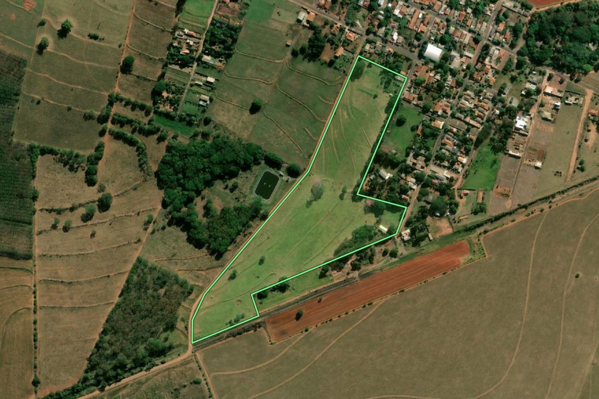 Imagem de satélite do imóvel rural em Tupã (SP), com o contorno declarado no CAR desenhado por cima.