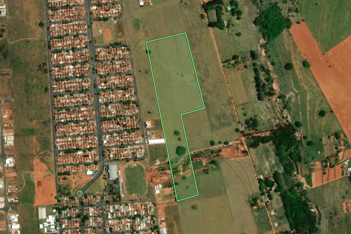 Imagem de satélite do imóvel rural em Tupã (SP), com o contorno declarado no CAR desenhado por cima.
