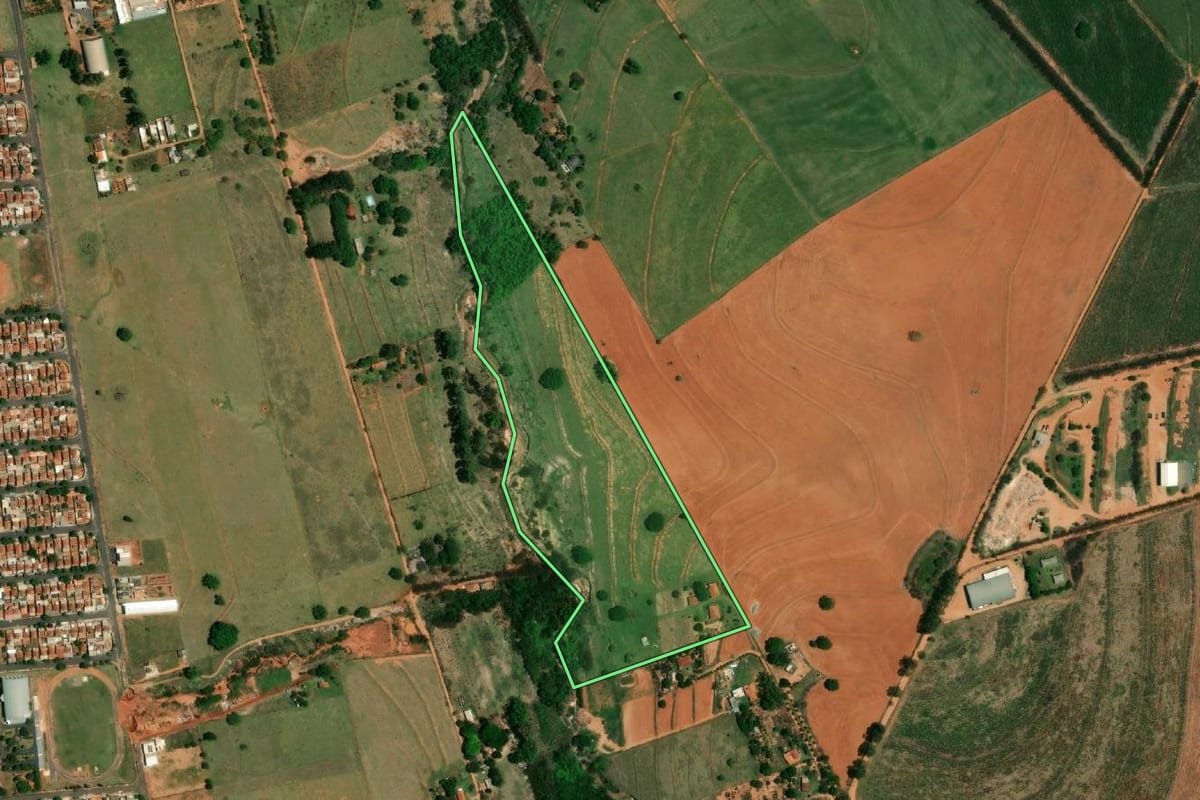 Imagem de satélite do imóvel rural em Tupã (SP), com o contorno declarado no CAR desenhado por cima.