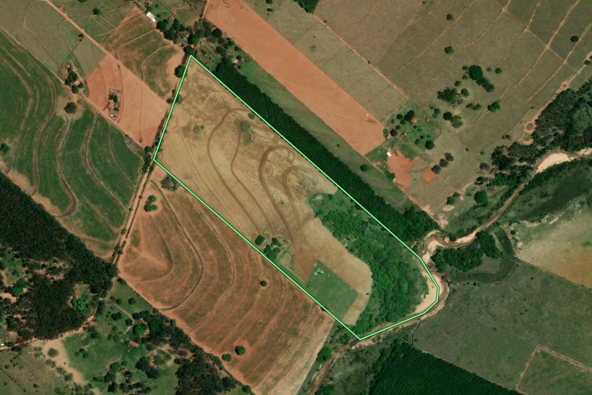 Imagem de satélite do imóvel rural em Tupã (SP), com o contorno declarado no CAR desenhado por cima.