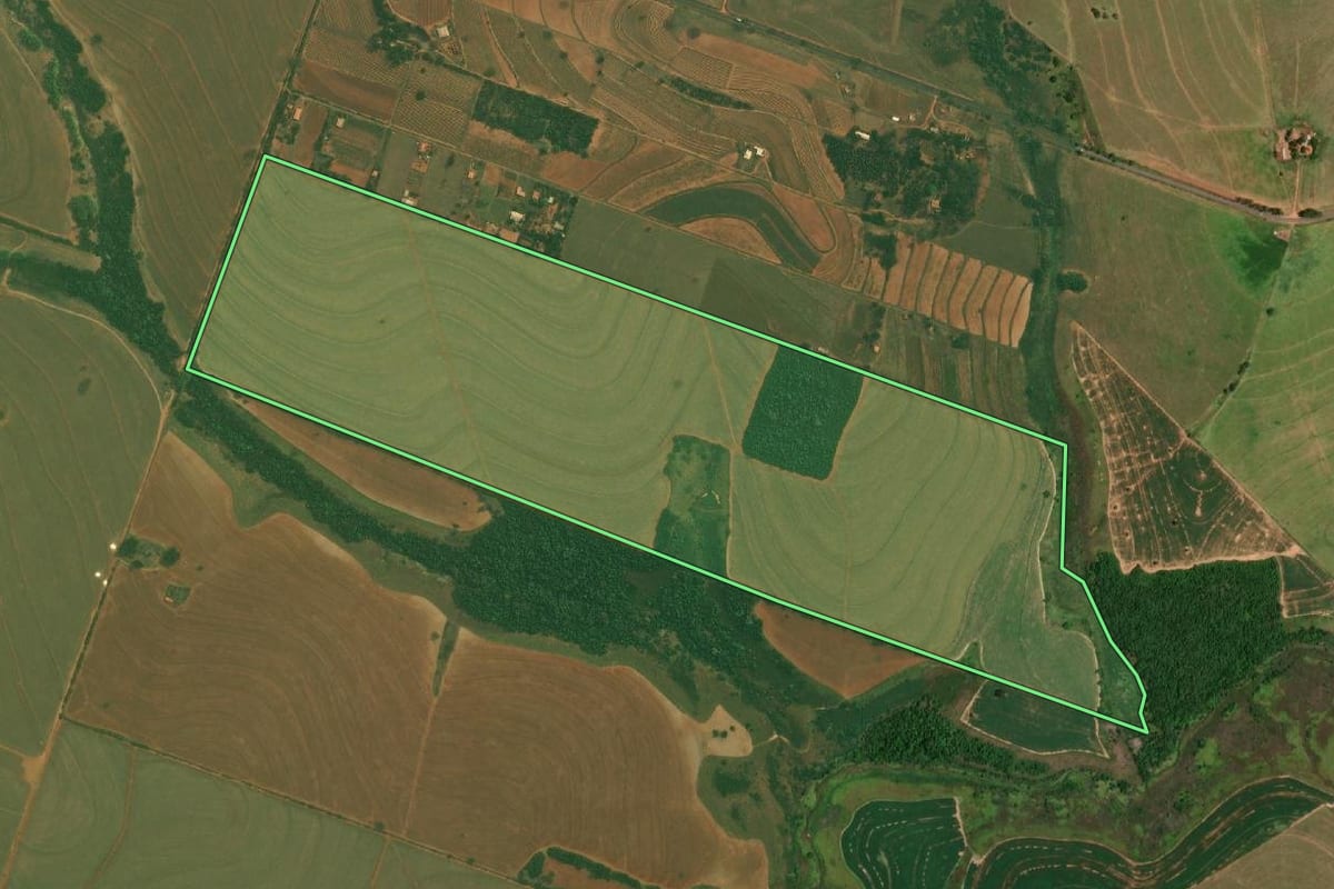 Imagem de satélite do imóvel rural em Tupã (SP), com o contorno declarado no CAR desenhado por cima.