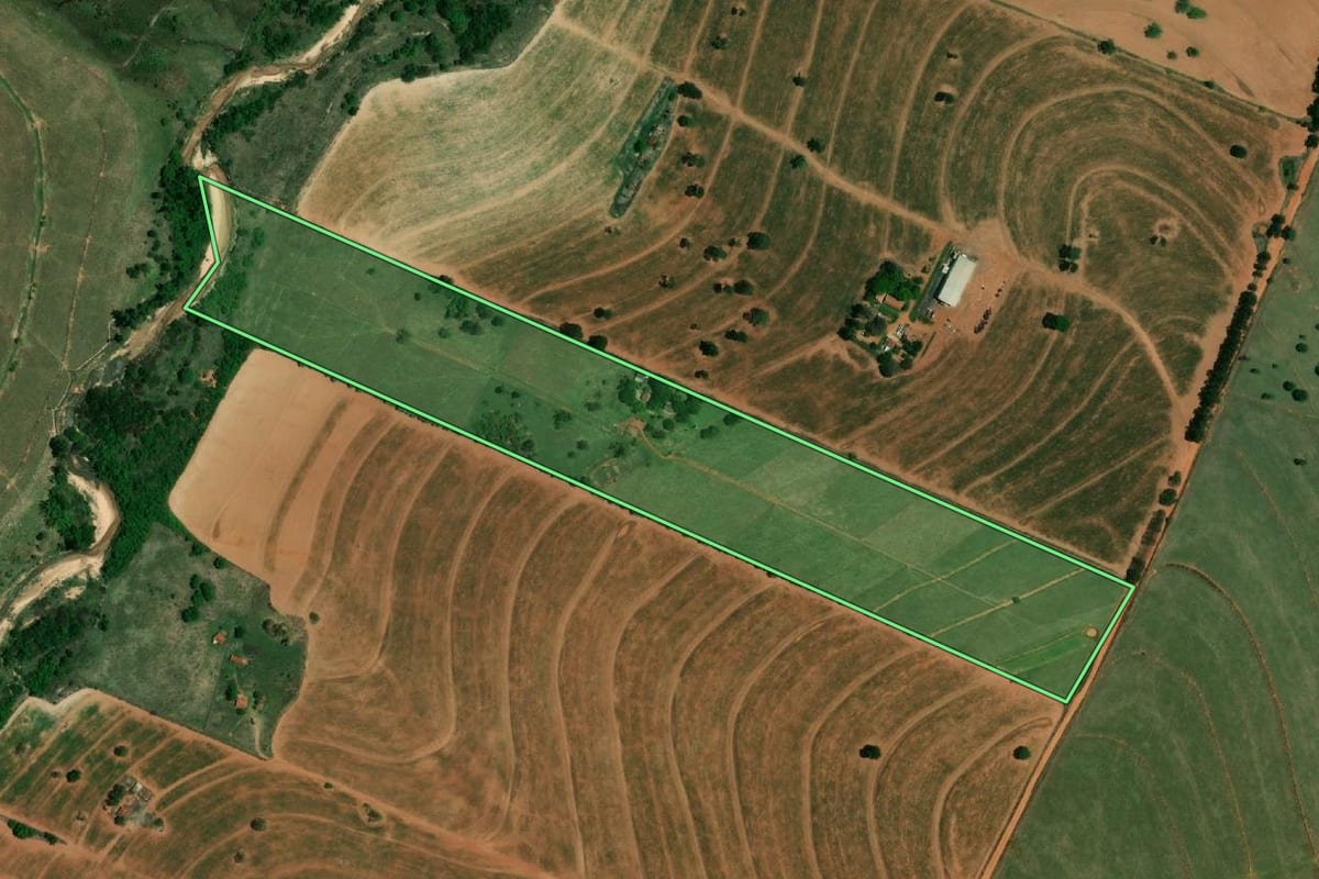 Imagem de satélite do imóvel rural em Tupã (SP), com o contorno declarado no CAR desenhado por cima.