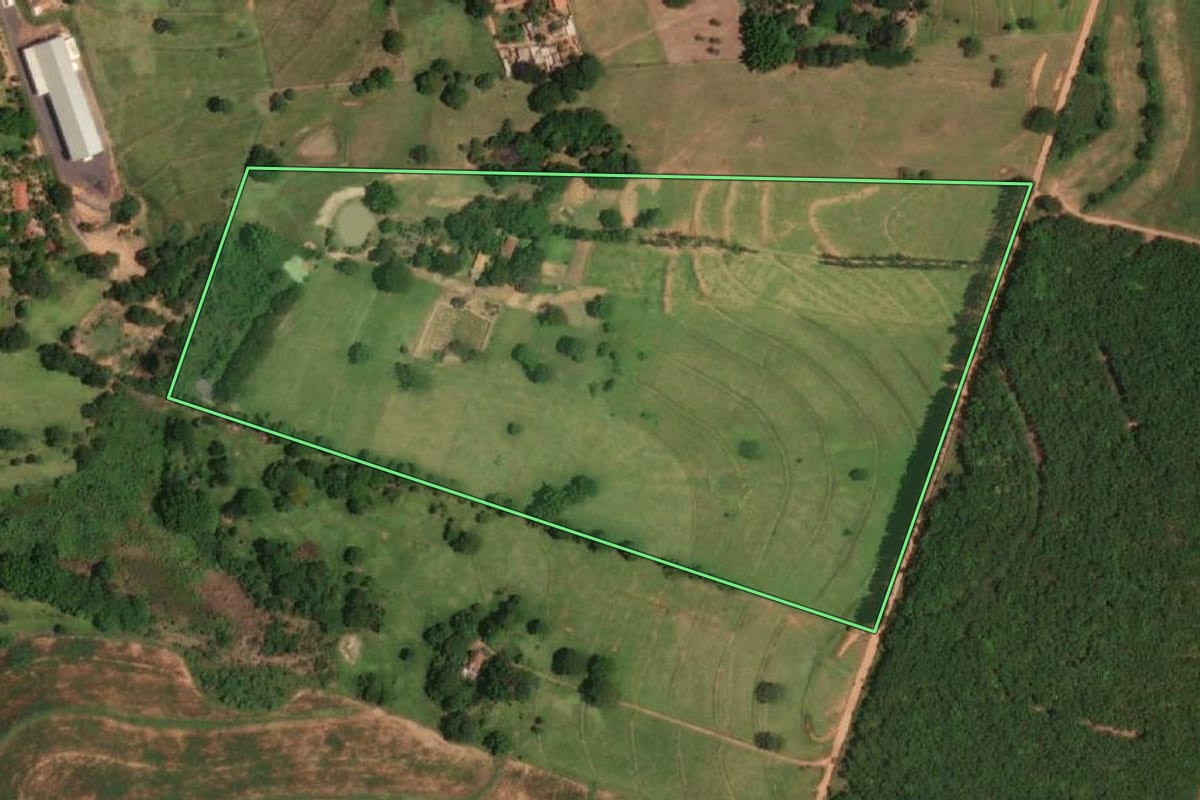 Imagem de satélite do imóvel rural em Tupã (SP), com o contorno declarado no CAR desenhado por cima.