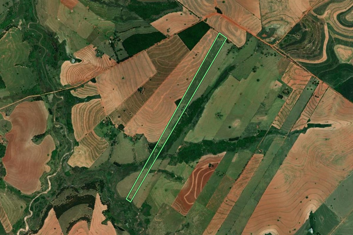 Imagem de satélite do imóvel rural em Tupã (SP), com o contorno declarado no CAR desenhado por cima.