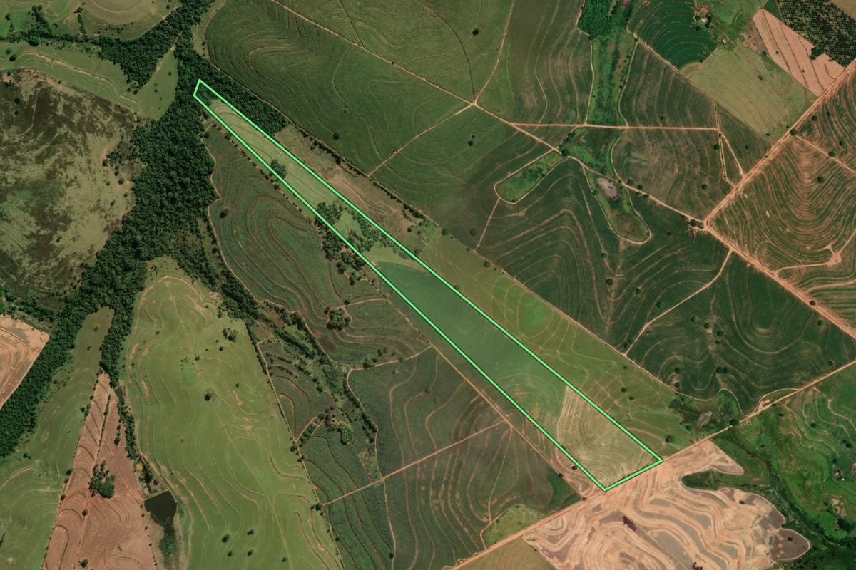 Imagem de satélite do imóvel rural em Tupã (SP), com o contorno declarado no CAR desenhado por cima.