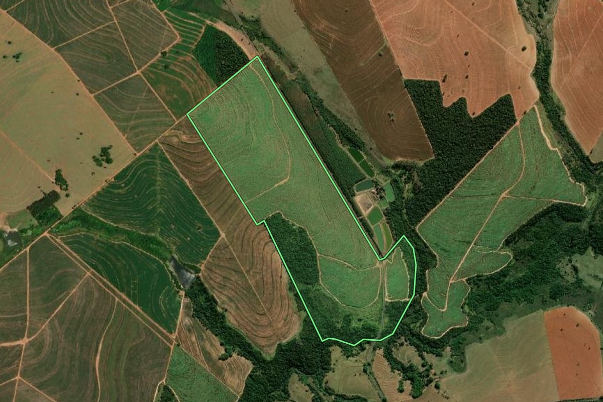 Imagem de satélite do imóvel rural em Tupã (SP), com o contorno declarado no CAR desenhado por cima.