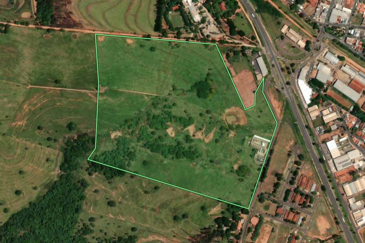 Imagem de satélite do imóvel rural em Tupã (SP), com o contorno declarado no CAR desenhado por cima.
