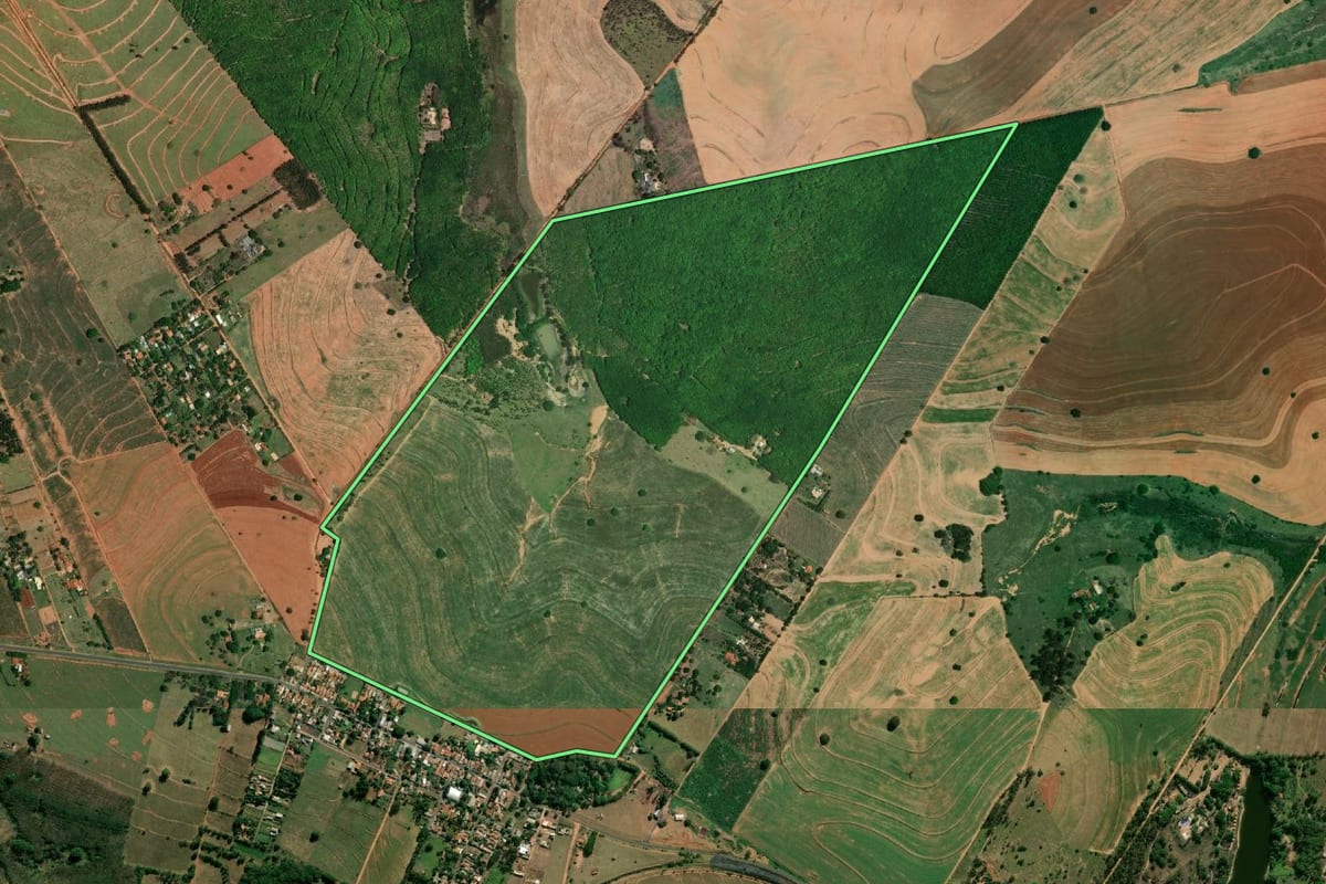 Imagem de satélite do imóvel rural em Tupã (SP), com o contorno declarado no CAR desenhado por cima.