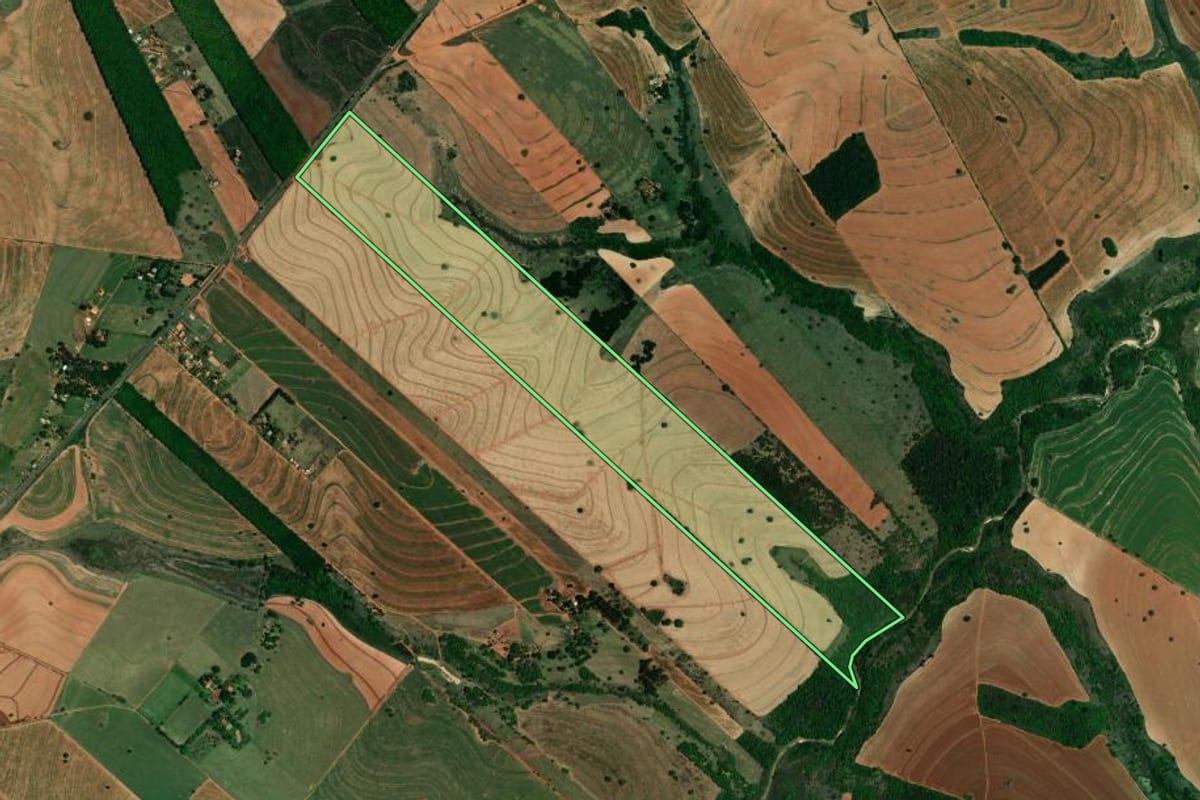 Imagem de satélite do imóvel rural em Tupã (SP), com o contorno declarado no CAR desenhado por cima.