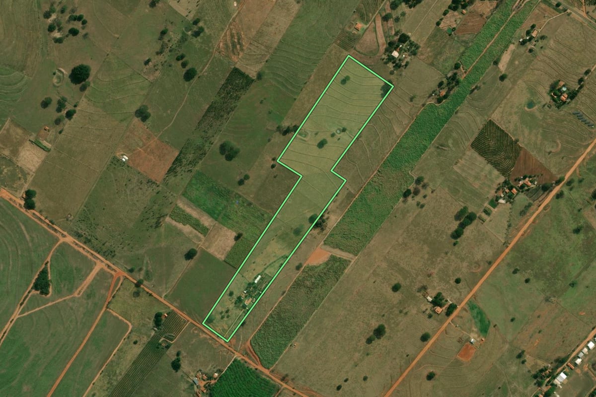 Imagem de satélite do imóvel rural em Tupi Paulista (SP), com o contorno declarado no CAR desenhado por cima.