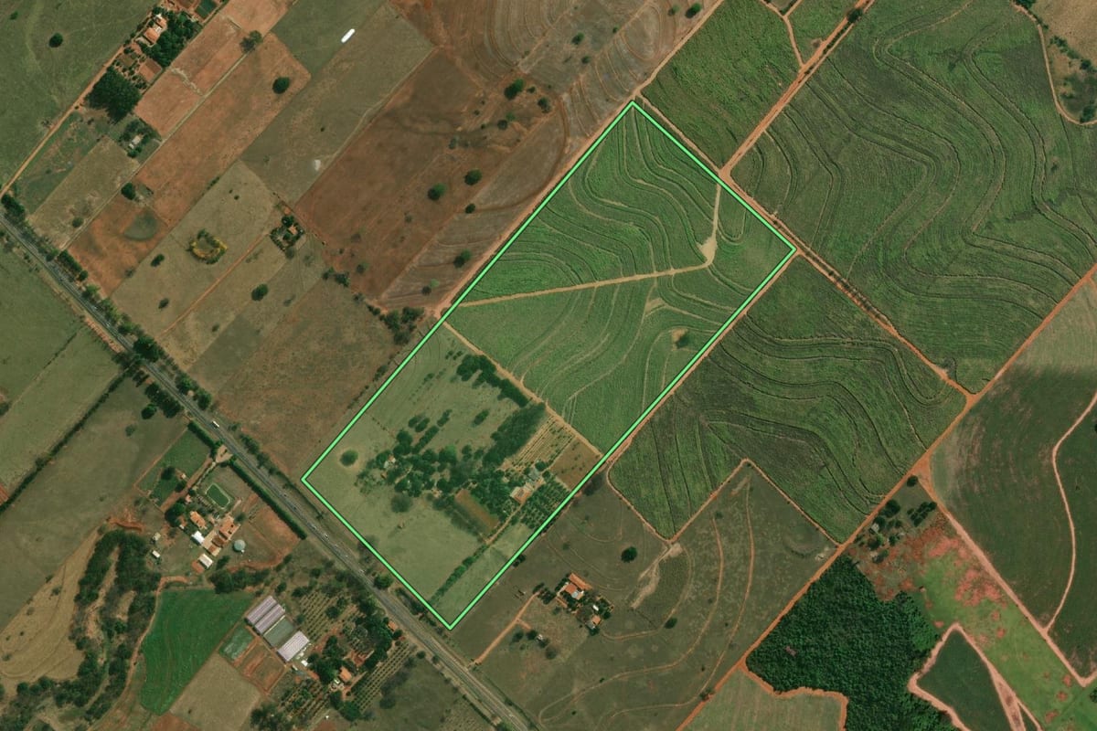 Imagem de satélite do imóvel rural em Tupi Paulista (SP), com o contorno declarado no CAR desenhado por cima.