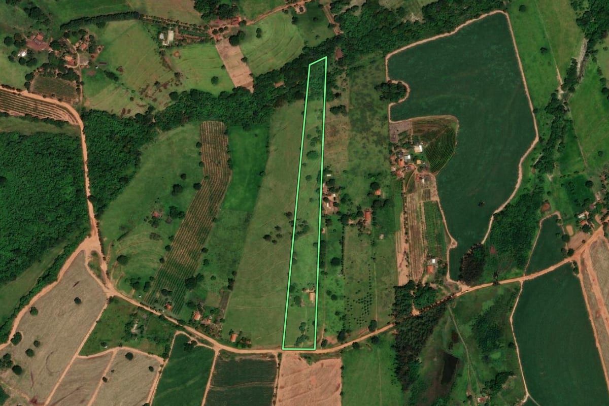 Imagem de satélite do imóvel rural em Tupi Paulista (SP), com o contorno declarado no CAR desenhado por cima.