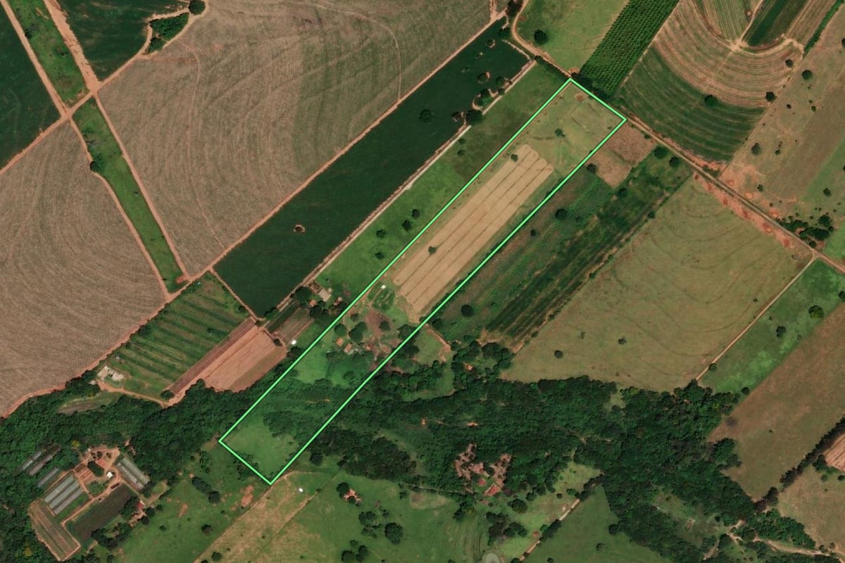 Imagem de satélite do imóvel rural em Tupi Paulista (SP), com o contorno declarado no CAR desenhado por cima.