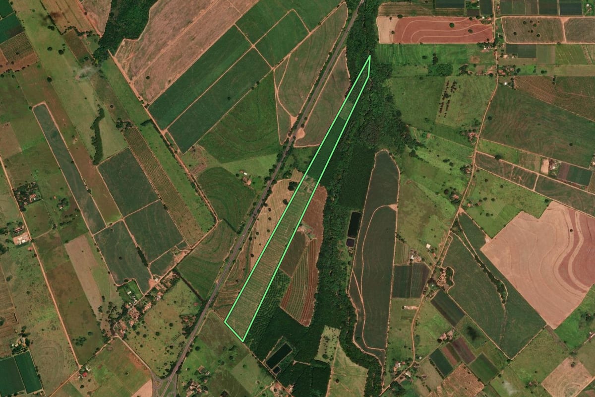Imagem de satélite do imóvel rural em Tupi Paulista (SP), com o contorno declarado no CAR desenhado por cima.
