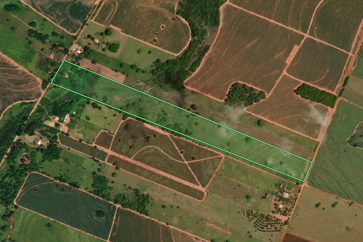 Imagem de satélite do imóvel rural em Tupi Paulista (SP), com o contorno declarado no CAR desenhado por cima.