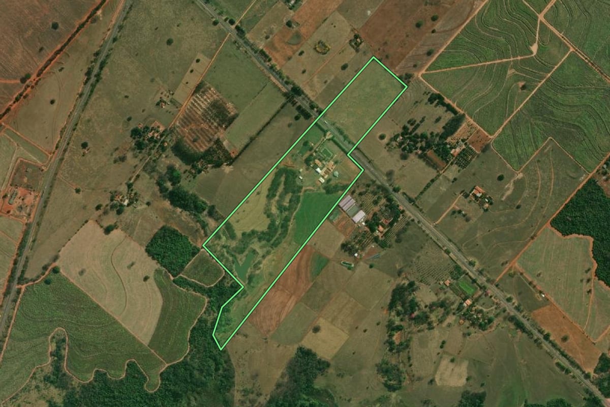 Imagem de satélite do imóvel rural em Tupi Paulista (SP), com o contorno declarado no CAR desenhado por cima.