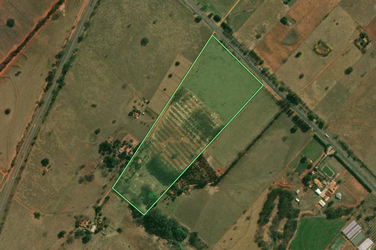 Imagem de satélite do imóvel rural em Tupi Paulista (SP), com o contorno declarado no CAR desenhado por cima.