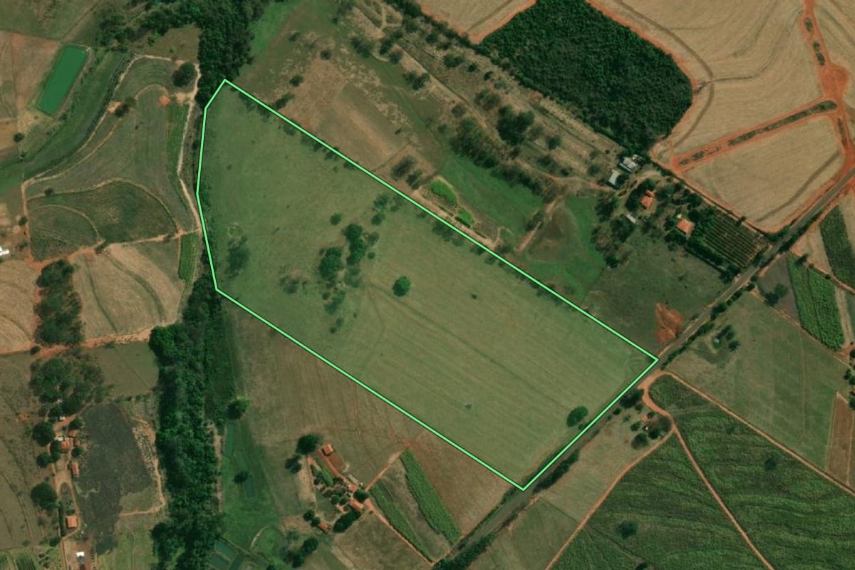 Imagem de satélite do imóvel rural em Tupi Paulista (SP), com o contorno declarado no CAR desenhado por cima.