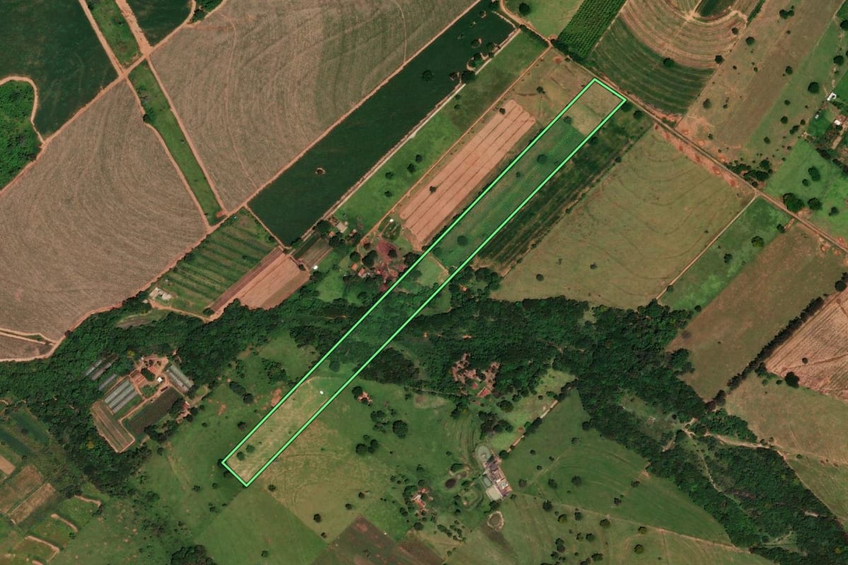 Imagem de satélite do imóvel rural em Tupi Paulista (SP), com o contorno declarado no CAR desenhado por cima.