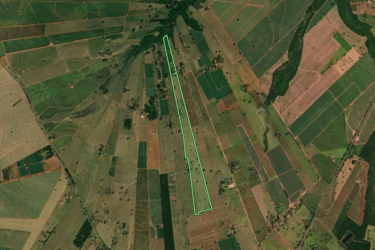 Imagem de satélite do imóvel rural em Tupi Paulista (SP), com o contorno declarado no CAR desenhado por cima.