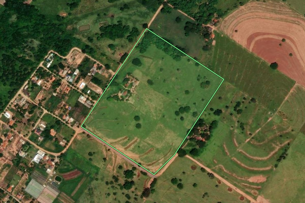 Imagem de satélite do imóvel rural em Tupi Paulista (SP), com o contorno declarado no CAR desenhado por cima.