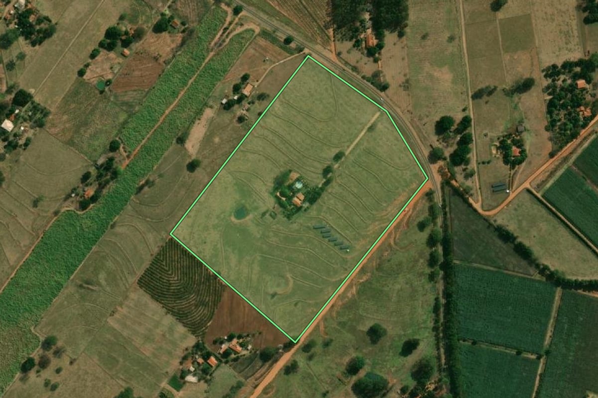 Imagem de satélite do imóvel rural em Tupi Paulista (SP), com o contorno declarado no CAR desenhado por cima.