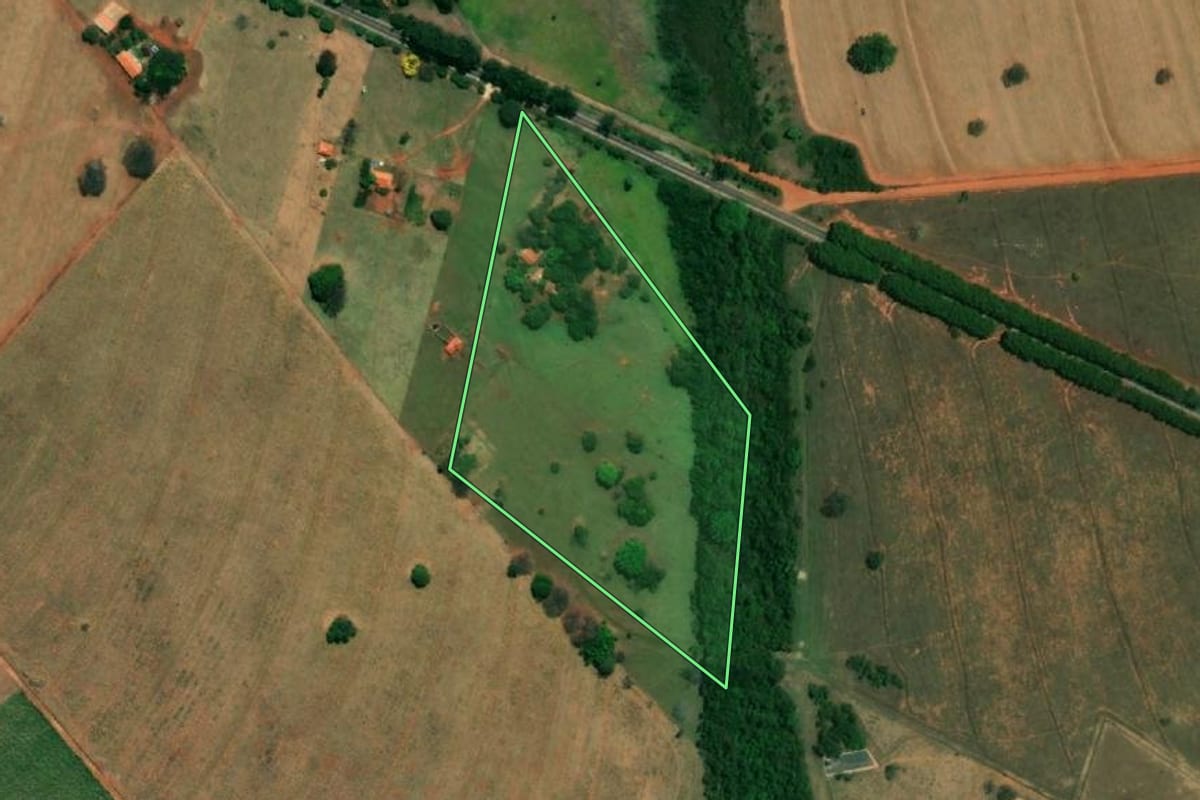 Imagem de satélite do imóvel rural em Turiúba (SP), com o contorno declarado no CAR desenhado por cima.